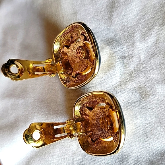 ⭐️ VINTAGE Chunky Faux Pearl Blue / Green Enamel Gold tone Clip-on Earrings - Picture 8 of 10